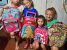Voluntárias de Mondaí fabricam mochilas para crianças carentes
