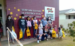Cras entrega material para crianças e adolescentes 