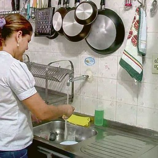Mulheres trabalham quase duas vezes mais que homens em atividades domésticas