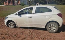 Carro furtado é recuperado e menor é apreendido em Paraíso