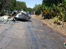 Caminhão carregado de cerveja tomba na SC 163 em Itapiranga