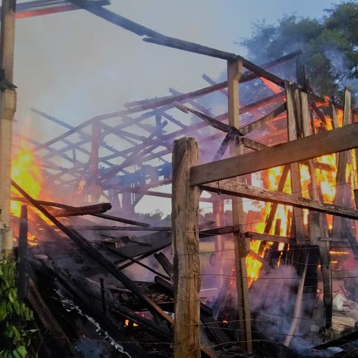Bombeiros usam 44 mil litros de água para combater incêndio em Cedro