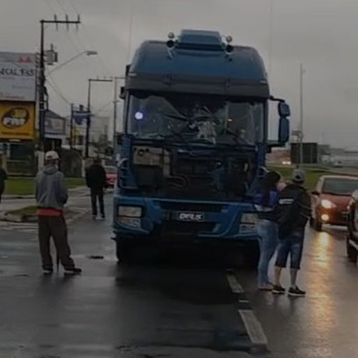 Caminhoneiro tenta furar bloqueio da BR-101 e é apedrejado