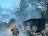 Caminhão carregado com entulho pega fogo na SC-157 