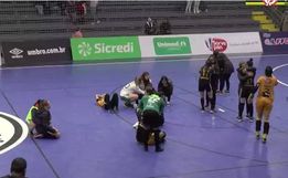 VÍDEO: Atletas descobrem morte de jogadora em quadra após partida em SC