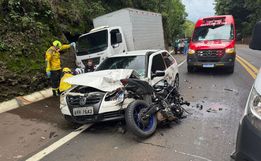 Acidente entre moto, caminhão e outros veículos deixa vítima fatal na BR-282