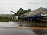 Carreta sai da pista e atinge poste na SC-163 em SMOeste 