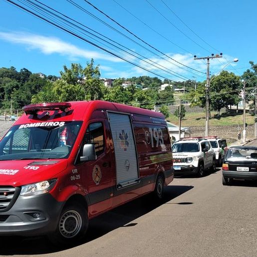 Homem é atingido por tiros enquanto aguardava em ponto de ônibus no Oeste