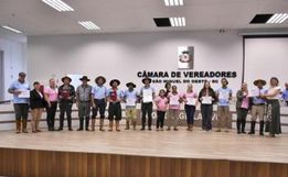 Vereadores entregam moção de aplausos a entidades de SMO