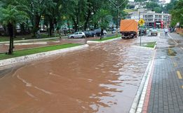 Cheia do Rio Uruguai invade Avenida em Itapiranga