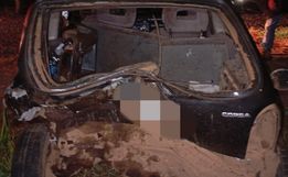 Colisão traseira entre dois carros deixa mulher ferida na BR-158