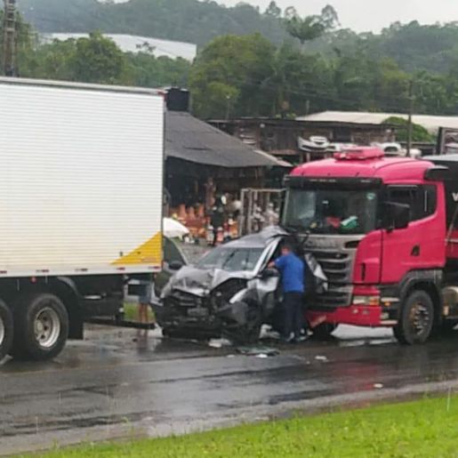 VÍDEO: Carro é esmagado entre dois caminhões em Blumenau
