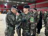 Militares do Exército prestam juramento à Bandeira em solenidade do Dia do Soldado