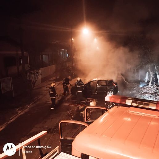 Veículo sem seguro é danificado por incêndio no motor
