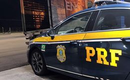 PRF flagra caminhão com placas de SMOeste transportando 1,8 mil garrafas de vinho na BR-282