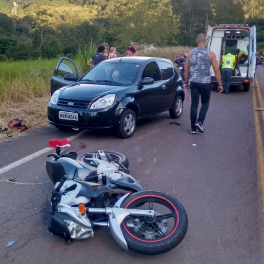 Homem fica ferido em colisão entre carro e moto no interior de Mondai