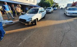 Motociclista fica ferido em colisão contra carro no centro