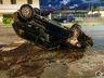VÍDEO: Motorista perde o controle, bate em poste e capota veículo na Willy Barth