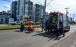 VÍDEOS: pedestre e motociclista ficam feridos em atropelamento na Willy Barth