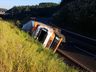 Caminhoneiro sofre escoriações em tombamento na BR-282