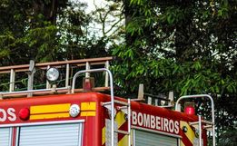 Duas pessoas feridas em colisão entre moto e caminhão na PR-180