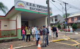 Filas são registradas no maior colégio eleitoral de Descanso